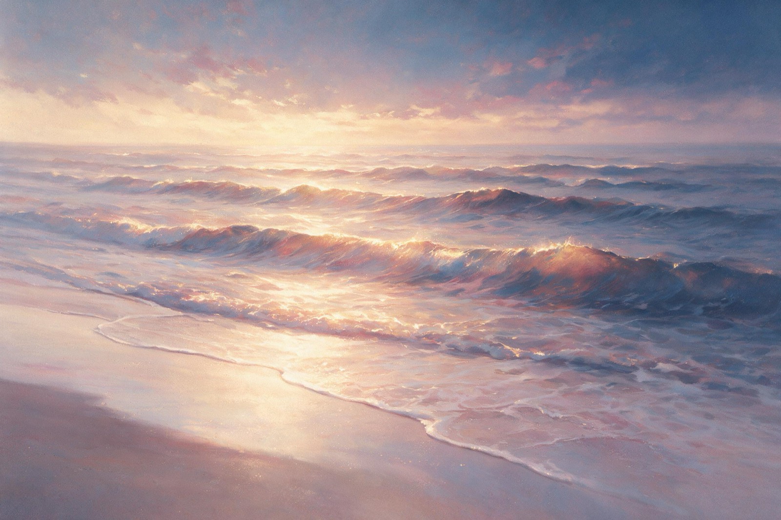 Sanfte Wellen laufen in der Dämmerung auf einen leeren Strand zu, einzelne Kämme fangen das letzte Licht.