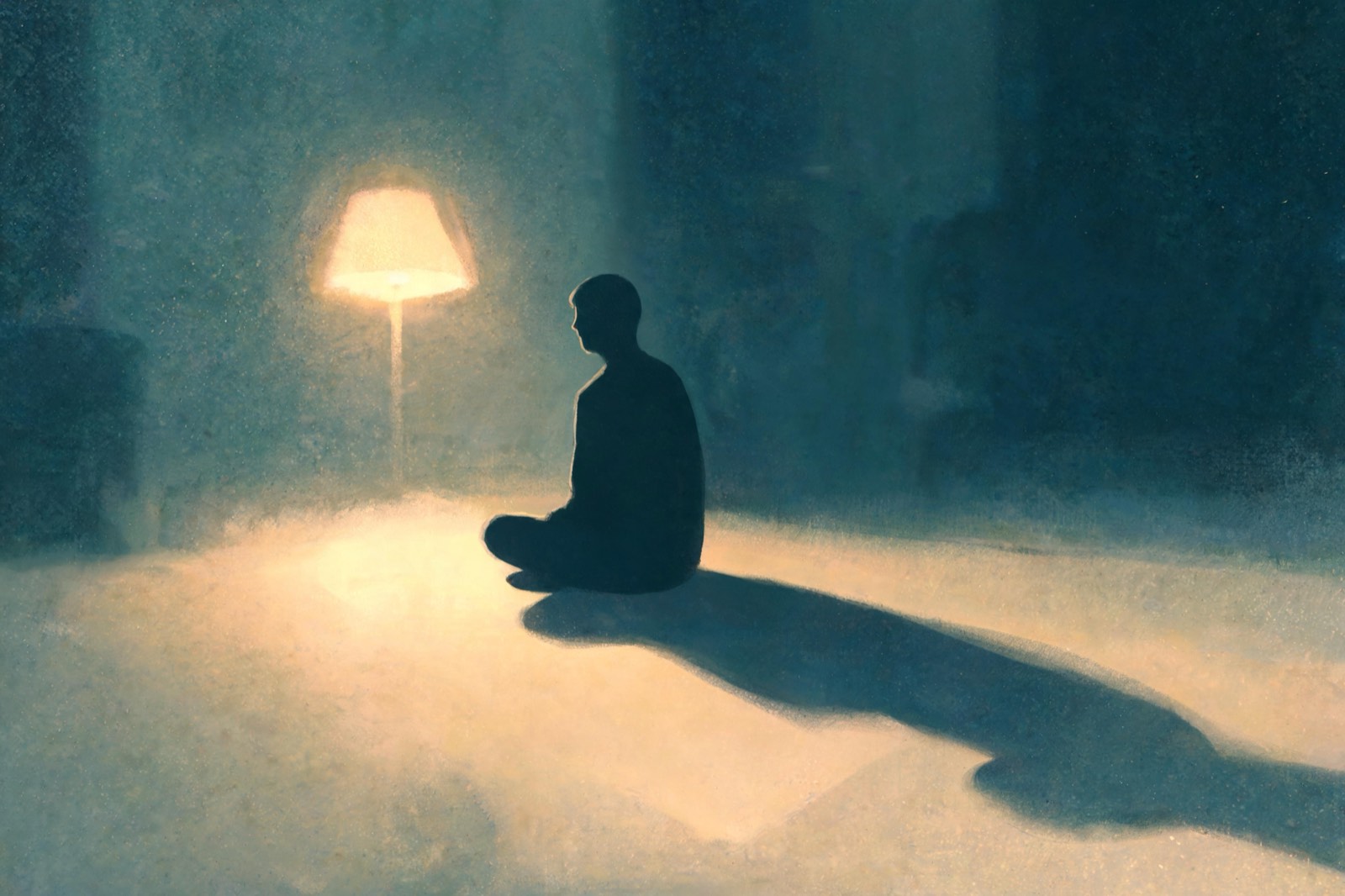 Eine sitzende Gestalt in einem gedämpft beleuchteten Raum wirft einen langen, ruhigen Schatten.